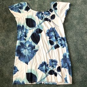 Really cute hawiian print dress brand new and great for a vacation